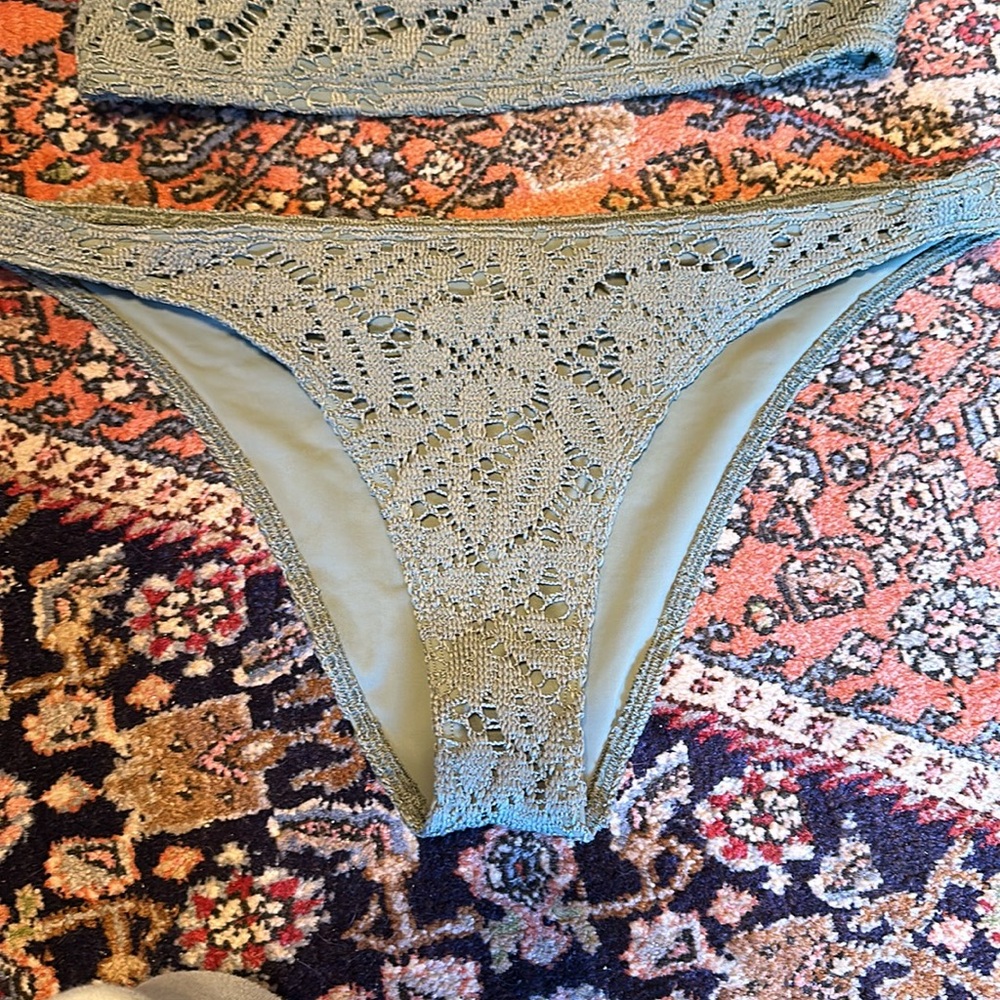 Bikini - Picture 3 of 6